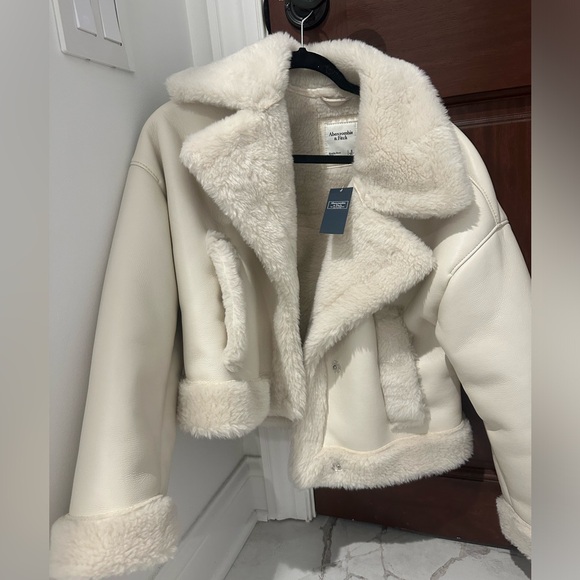Abercrombie & Fitch Oversized Shearling Sherpa lined Jacket in white - Picture 2 of 8